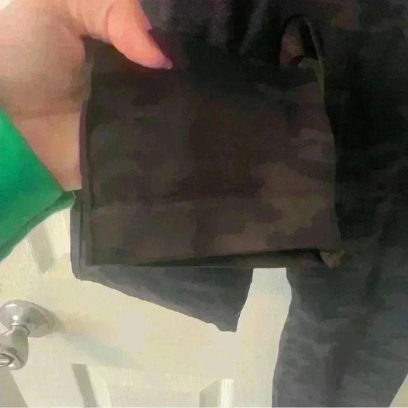 Spanx EcoCare Seamless Leggings Large Black Camo Stretch Activewear Gym Workout - Picture 8 of 8